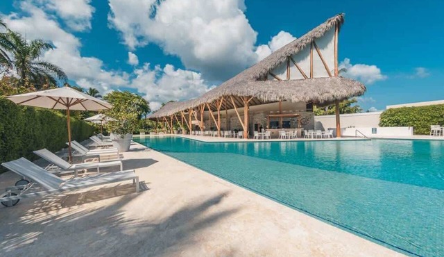 Family Retreat 3-Bedroom Apartment near Beach