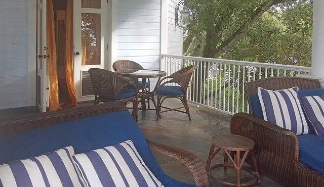 Guest-friendly beachfront 3BD 3BTH apt, sea views, pool, near shops/restaurants in Sosúa