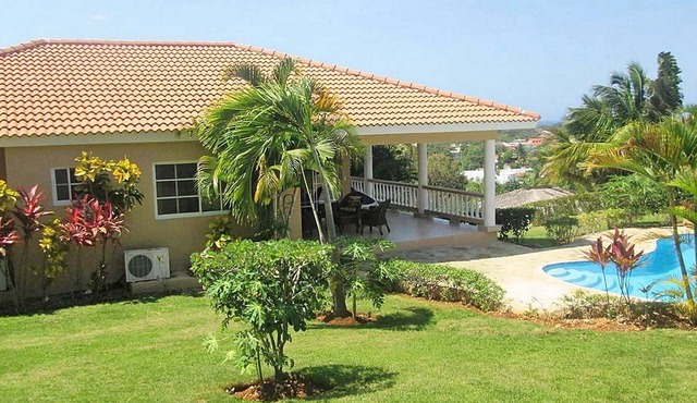 Guest-friendly central complex, 8 bedrooms, 2 pools, tennis/basket/soccer courts