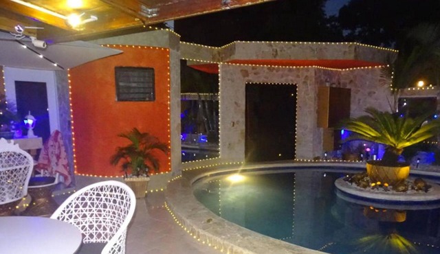 Guest-friendly suite with jacuzzi, love swing, mirrors, perfect for single men!