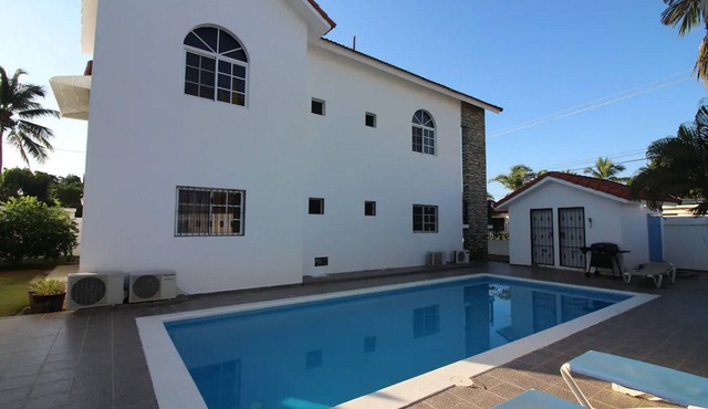Guest-friendly villa in central Sosua, 3 bedrooms, private pool, cable TV, WiFi in Sosúa
