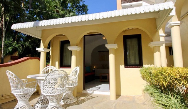 Hotel suite in beachfront luxury resort near shops and dining, TV/AC/Wi-Fi/pool