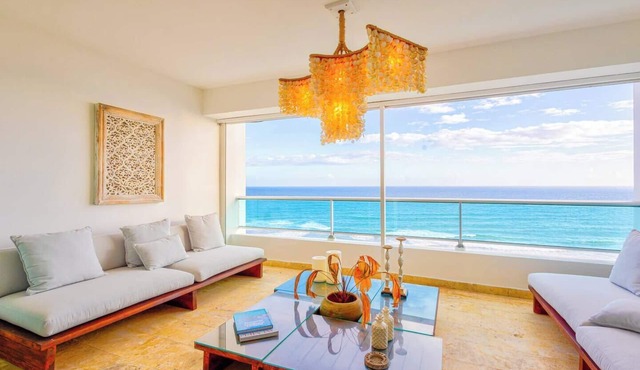 It is a beautiful place, where you will feel peace and have fun, both inside the cozy apartment and the services of Marbella.