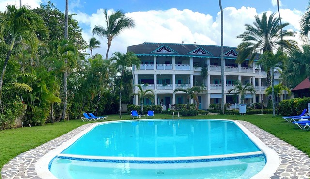 La Dolce Vita Tropical Beachfront Apt 2
