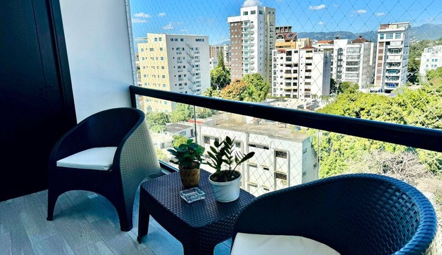 Luxury Tower Apartment Near Monument Pool & Balcony