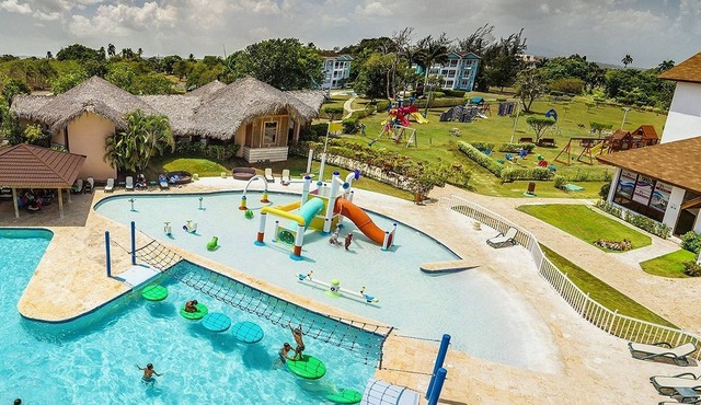 Luxury 3BD villa on sandy beach, private pool & golf cart, gym/tennis!