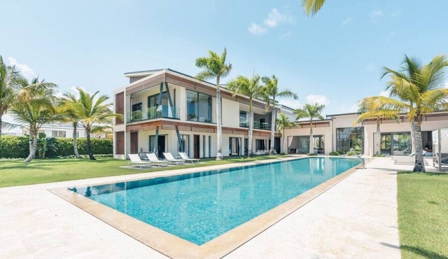 Luxury Villa | Volleyball & Gym | Jacuzzi & Pool