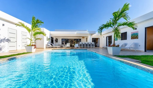 Modern 5-Suite Villa · Pool · Gated Community