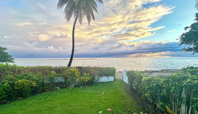 Oceanfront Villa, Calm Crescent Beach, Sleeps 6, Perfect for Families in Costambar