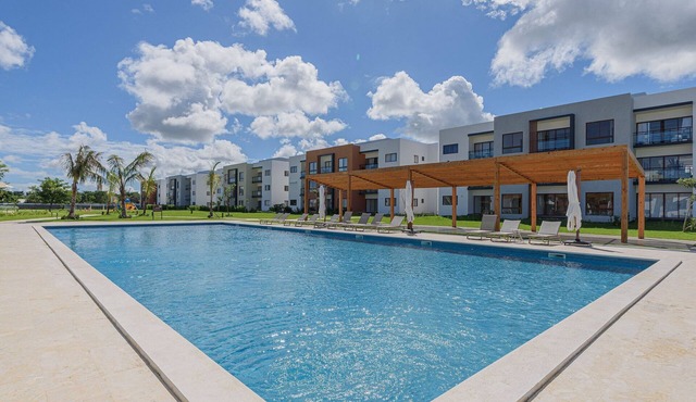Pool View Apartment, Gym, and Close to the Beach