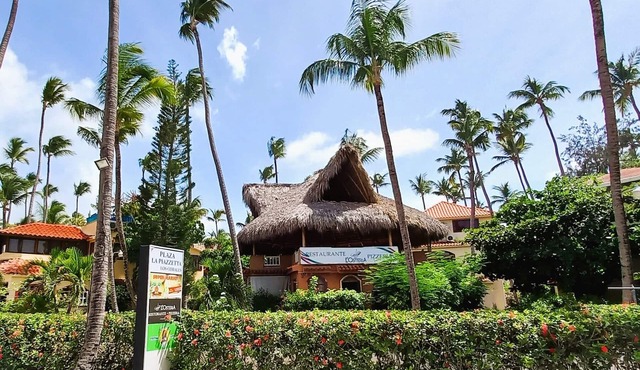 PREMIUM QUEEN BED SUITE CONNECTING Pool and Beach Club - La Piazzetta #73 in Punta Cana