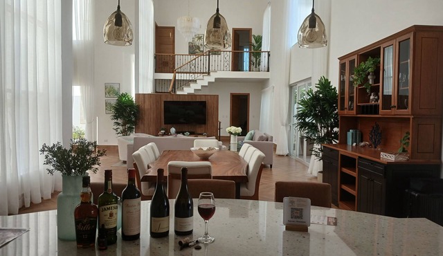 Spacious 4-br villa in Villa Park with member benefits and Rock Star amenities