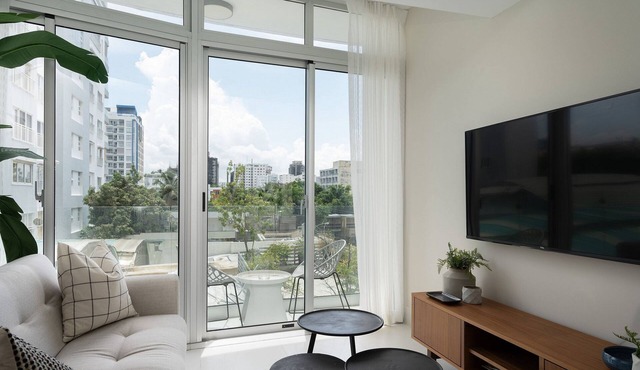 Sunny 1BR Piantini Retreat Near Blue Mall, Sauna & Pool in santo domingo