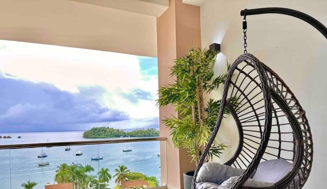 Upscale 2 Bdrm 2 Bath Penthouse with Spectacular Bay View, King Beds, Pool, Gym...