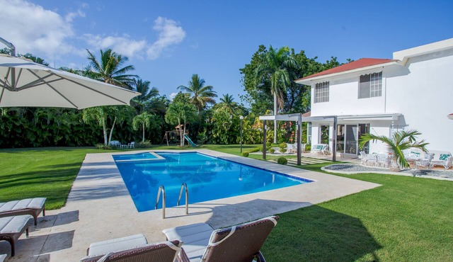 Villa Los Lagos, Spacious Family Priate Patio w/BBQ and close to Minitas Beach in La Romana