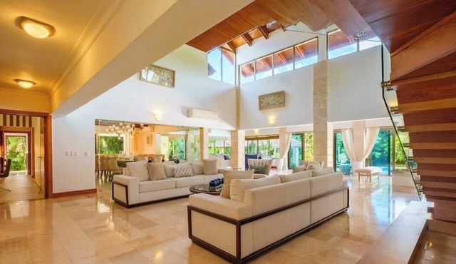 Villa Monarca, great location, spacious outdoors!
