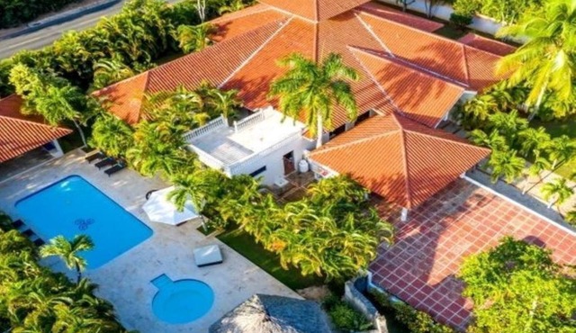 Wonderful 7,000 sq. ft. villa , Pool, Heated Jacuzzi, Full Maid/Cook Service in La Romana