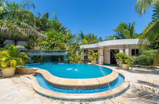 Luxury party complex in Sosua, 2 large villas, 16 BD/16 BTH, 2 pools, near all in Sosúa