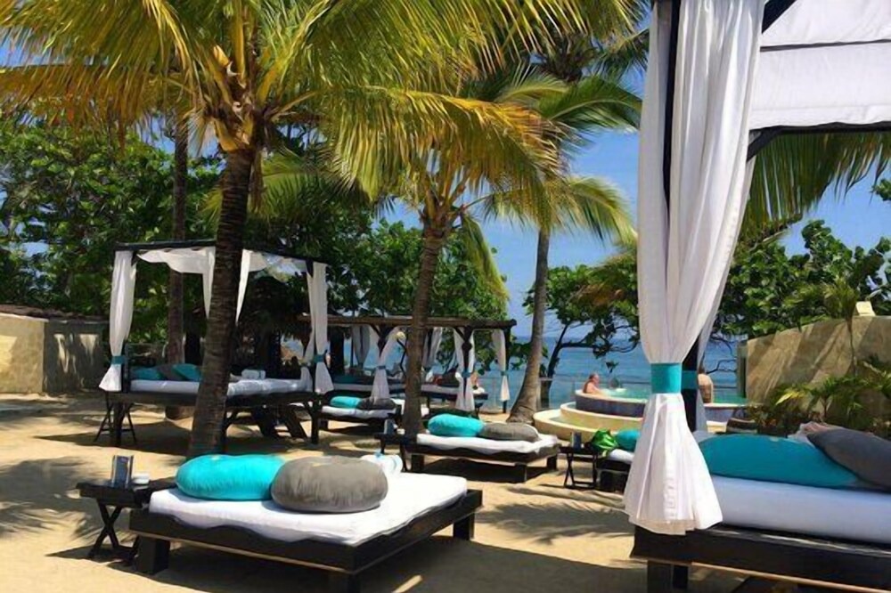 Los Maestros Apartment | SunSplashed Fun In A Tropical Island Beach Resort