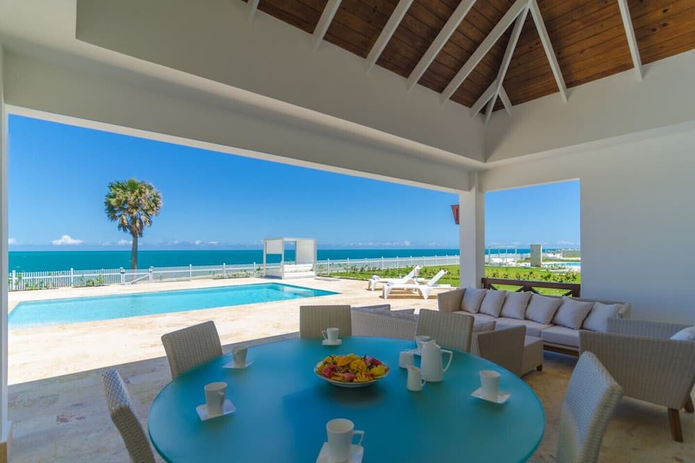 La Esplanada Villa | Luxury Oceanfront 4 Bedroom Villa