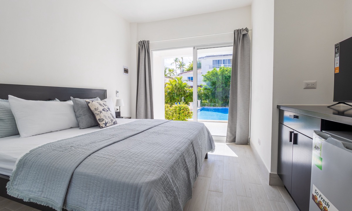 Bavaro Villa | Beachfront 8BR Villa with Pool & Maid
