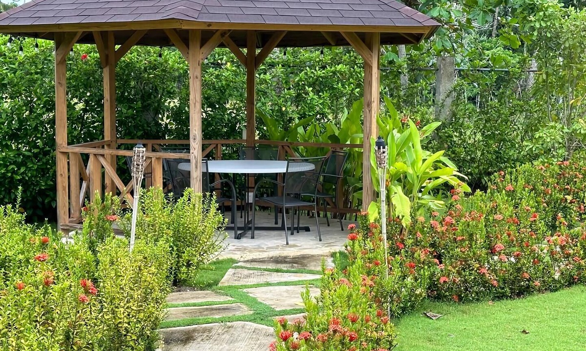 Sanchez Apartment | Tropical Getaway: Bungalow with Jacuzzi and Pool