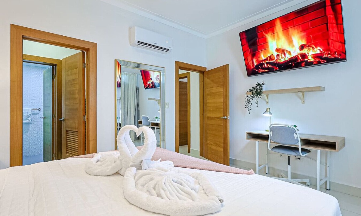 Downtown Santo Domingo Apartment | Elegant City Center 2BD Apt, King Bed, Full AC, Fast Wi-Fi, Pool, Near all