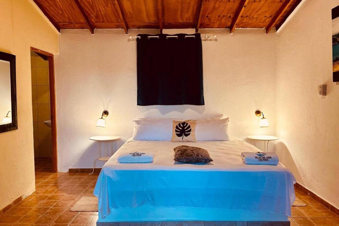 Yaque Arriba House | Villas Del Lago Resort King Room