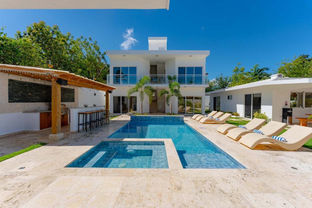 Urbanizacion Tavarez Villa | Green Palace 7 Bedroom Villa in Sosua with Security
