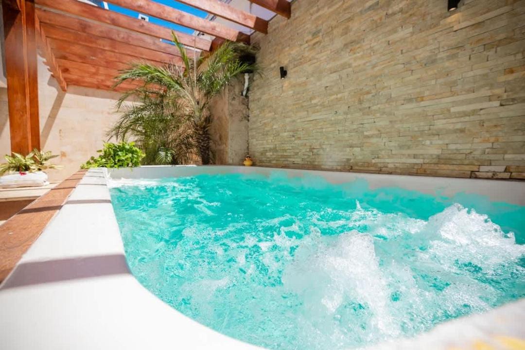 El Batey Hostel | Getaway room with shared Jacuzzi in the center