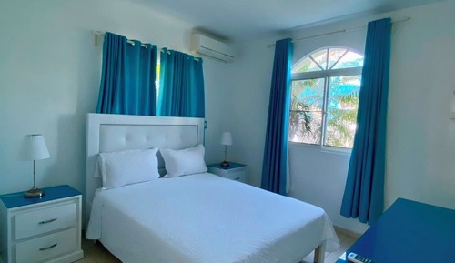 Apartamento con vista a la playa y al jardín desde el balcon I.