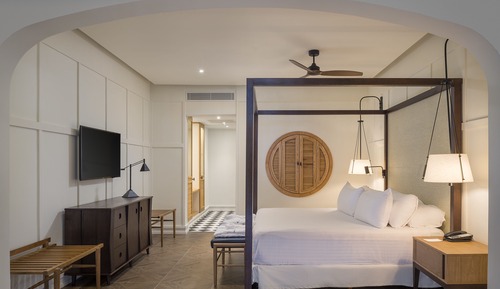 Privilege Master Suite Swim Up
