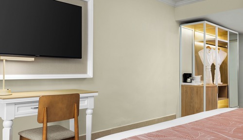 Standard Room, 1 King Bed (Tropical View)