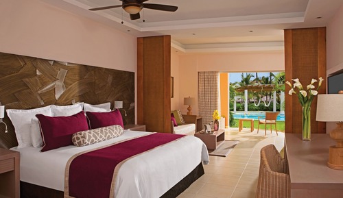 Preferred Club Deluxe Swim Up Double