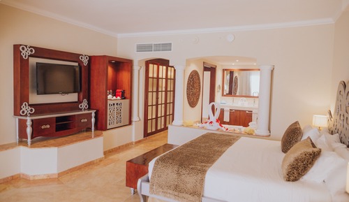 Colonial Junior Suite Ocean Front with Indoor and Outdoor Hot Tub