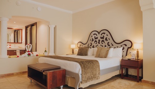 Majestic Junior Suite with Indoor and Outdoor Hot Tub, Pool Access
