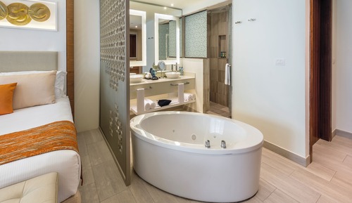 Luxury Junior Suite Swim Out Diamond Club