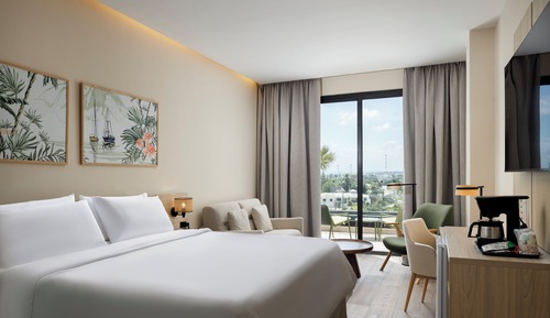 Standard Room, 1 King Bed, Balcony, Mountain View