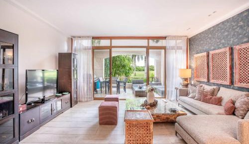 Four-Bedroom Apartment with Balcony 