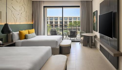 Club Azure Double Queen Room - Tropical View