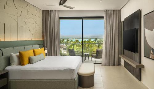 Club Azure One-Bedroom Tropical King Suite