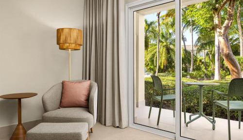 Standard King Room - Tropical View