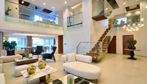 Four-Bedroom Apartment with Balcony 