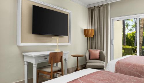 Standard Queen Room with Two Queen Beds and Tropical View