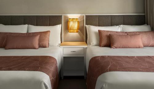 Club Junior Queen Suite with Tropical View
