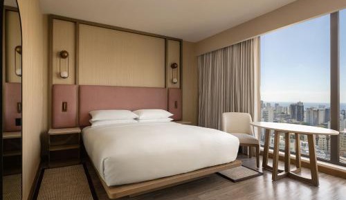 Deluxe King Room with City View