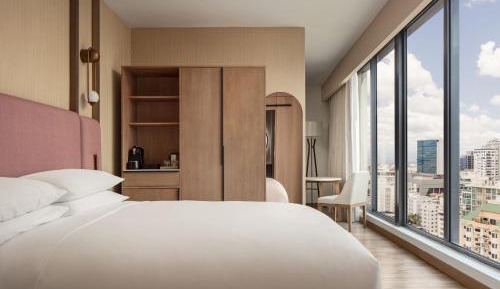 One-Bedroom King Suite with View - Club Lounge Access