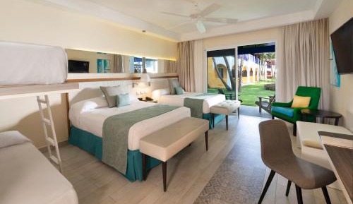 Privileged Family Deluxe (3 adults + 2 children)