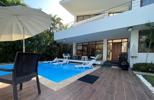 Villas Del Mar Villa | Spacious Trendy Villa At Metro Country Club