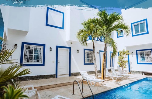 Los Melones Hotel | Tribe Inn & Rooftop Lounge
